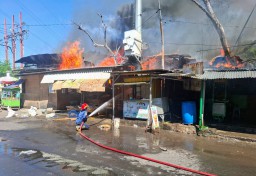 Ledakan Diduga Jadi Pemicu, Gudang Rongsokan di Gresik Terbakar dan Merembet ke Tiga Stan