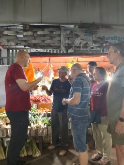 Enam WNA Asal Spanyol Joget diiringi Musik Patrol di Pasar Tanjung Jember