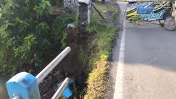 Sisi Jembatan Semanggir Jember Ambles Diduga Akibat Banjir, Warga Rasakan Getaran Saat Kejadian