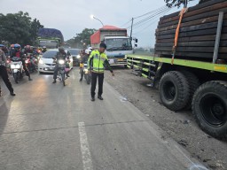 Tiga Kendaraan Terlibat Kecelakaan Beruntun di Gresik, Tiga Orang Luka-Luka