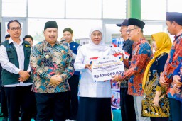 Pemprov Jatim Salurkan Bantuan Rp5,69 Miliar di Jombang, Gubernur Khofifah Tegaskan Komitmen Pemprov Jatim untuk Kesejahteraan Ekonomi Masyarakat