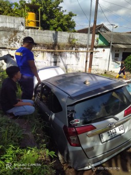 Lima Mobil Angkutan Online Terperosok di Jember, Damkar Turun Tangan Evakuasi