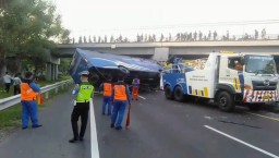 Laka Tunggal Bus di Tol Kebomas-Tandes Barat, Satu Kernet Alami Luka Ringan