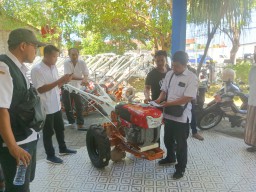 Pemkab Sampang Salurkan 59 Alsintan untuk Dorong Sektor Pertanian