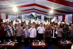 Lampaui Target PTSL, Menko AHY dan Wamen ATR/BPN Serahkan Langsung Ribuan Sertipikat di Pacitan