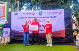 Bank Jatim Serahkan 455 Tenda Portabel untuk UMKM Situbondo Lewat Program CSR