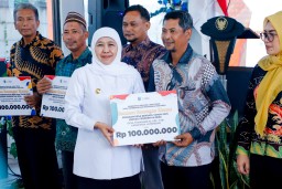 Sapa Bansos Titik ke-16 di Lamongan, Gubernur Khofifah Salurkan Bantuan Rp 8,397 Miliar untuk Dongkrak Ekonomi Jatim