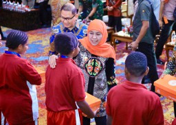 105 Siswa ADEM Papua Tembus PTN di Jatim, Gubernur Khofifah: Saya Adalah Mamak Kalian di Sini