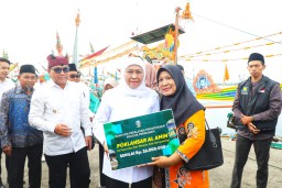 Gubernur Khofifah Serahkan Bantuan Perikanan Rp276 Juta dan Tanggapi Aspirasi Nelayan Muncar