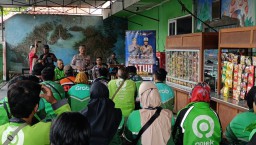 Gandeng Komunitas Ojol, Polisi Jombang Edukasi Tertib Lalu Lintas Lewat Operasi Patuh Semeru 2025