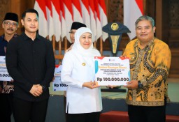 Gubernur Khofifah Salurkan Bantuan Sosial Rp6,53 Miliar di Tuban, Tekankan Penggunaan Tepat dan Aman