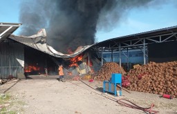 Gudang Kopra dan Belerang di Gresik Terbakar, Pemadaman Berlangsung Hampir 8 Jam