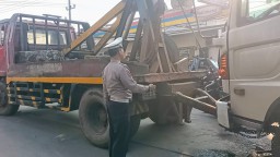 Kecelakaan Beruntun di Gresik: Mobil Suzuki Ertiga Ringsek Ditabrak Truk Tronton Box