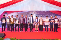 Bukti Kehadiran Negara Lindungi Hak Rakyat, Wamen Ossy dan Menko AHY Serahkan Sertipikat Tanah di Lombok Barat