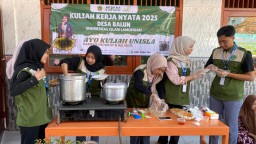 Dorong Kemandirian Ekonomi Lokal, KKN UNISLA Gelar Pelatihan Pengolahan Ikan di Desa Balun