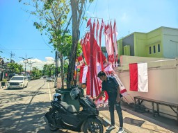 Pedagang Asal Jawa Barat Jajakan Pernak-pernik HUT RI ke 80