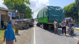 Tabrakan Hebat Dump Truk Vs Truk Fuso Gegerkan Sampang, Kerugian Capai Rp20 Juta