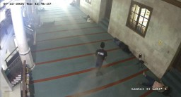 HP Jamaah Hilang Dicuri Saat Tidur di Serambi Masjid Jami' Gresik, Pelaku Sudah Ditangkap Polisi