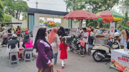Musim Libur Sekolah, Alun-Alun Lamongan Dipadati Pengunjung, PKL Sumringah