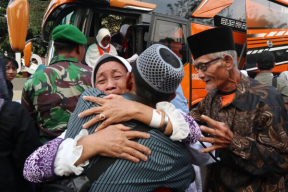 Tangis Bahagia Selimuti Kedatangan Jemaah Haji Bojonegoro di Bumi Angling Darma
