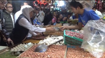 Sidak Pasar di Jember, Khofifah Dapati Beras Medium Tidak Ada