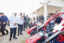 Gubernur Khofifah Serahkan Alsintan ke 15 Gapoktan di Tuban, Perkuat Sentra Pangan Strategis Jawa Timur