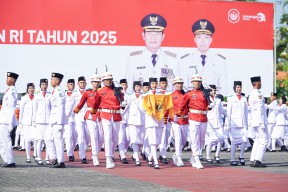 Pengibaran Sang Merah Putih di Lamongan Berhasil, Pembawa Baki Bendera Merah Putih Ungkap Rasa Bangganya