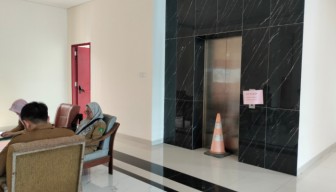 Lift Rusak, Staf DPRD Sumenep Terjebak di Dalam