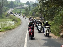 Cari Aman: Tips Berkendara Berkelompok yang Aman dan Seru dari MPM Honda Jatim