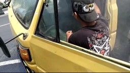 Polisi Sigap Padamkan Asap Truk di GKB Gresik, Cegah Potensi Kebakaran