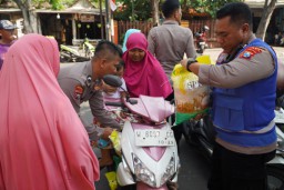 Polres Gresik Gelar Operasi Pangan Murah, Ribuan Kilogram Beras Ludes dalam Sehari