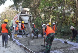 Membangun Jalan, Menyalakan Harapan: Kisah Kolaborasi TNI dan Warga di TMMD Ke-125 Kodim Bojonegoro