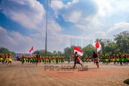 HUT ke-80 RI di Gresik: Upacara Khidmat, Tarian “Kupat Keteg”, dan Sepeda dari Bupati
