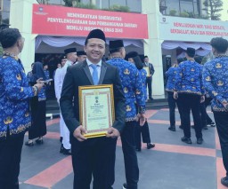 Mantan Bupati Jember Hendy Siswanto Raih Penghargaan Satyalancana Wira Karya 2025