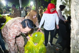 Usai Pesta Rakyat, Gubernur Khofifah Turun Langsung Bersihkan Taman Apsari Bersama Kepala OPD