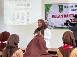 IIDI Gresik Bantu Siswa SRMA: Sumbang Kacamata, Vitamin, hingga Edukasi Kesehatan
