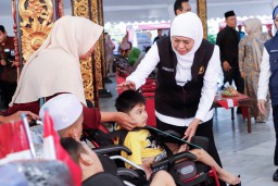 Gubernur Khofifah Salurkan Bantuan Sosial dan Santunan Duka untuk Korban Campak di Sumenep