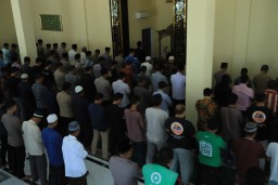 Polres Gresik dan Komunitas Ojol Gelar Sholat Ghaib untuk Driver yang Gugur, Teguhkan Solidaritas dan Kepedulian