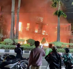 Pos Polisi Taman Bungkul Surabaya Terbakar