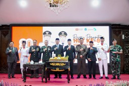 Pemkab Lamongan Beri Penghargaan Tokoh Berprestasi di Malam Resepsi HUT ke-80 RI