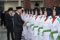 Dikukuhkan Bupati Yes, 76 Anggota Paskibraka Lamongan Siap Bertugas di Upacara HUT ke-80 RI