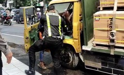 Kabin Truk Terbakar, Sopir Minta Bantuan Polisi Padamkan di GKB Gresik