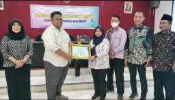 Puskesmas Banyuanyar Terima Penghargaan Pelopor Screening ODGJ Berat