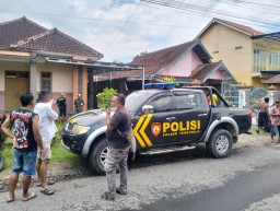Ngeri, Nenek dan Keponakan Ditemukan Tewas Membusuk di Dalam Rumah