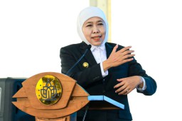 Gubernur Khofifah Ajak Wisudawan Universitas KH Abdul Chalim Jadi Generasi Inovatif, Kreatif dan Adaptif