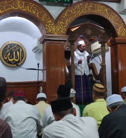 Ratusan Warga Gresik Khusyuk Jalani Salat Sunnah Gerhana Bulan di Masjid Jami