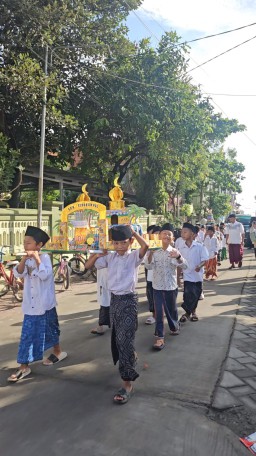 Gunungan Jajan Meriahkan Grebeg Maulid SDN Sidokumpul Paciran, Ajak Siswa Belajar Makna Berbagi