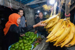 Pedagang Pasar Ranuyoso Lumajang Antusias Sambut Kehadiran Gubernur Khofifah