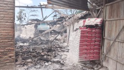 Bakar Sampah Sembarangan, Tiga Gudang di Gresik Ludes, Mobil dan Ternak Hangus