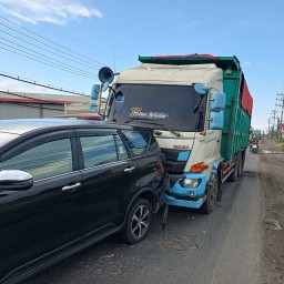 Dump Truck Tabrak Dua Mobil di Jalan Raya Manyar Gresik Picu Kemacetan Panjang